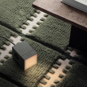 LAMP 1 - EU Grön från Avolt - Denna smidiga lilla lampa ansluts direkt i v&auml;gguttaget (230V) och passar perfekt som exempelvis nattlampa eller st&auml;mningsbelysning i hall, sovrum eller andra utrymmen d&auml;r du vill ha ett mjukt ljus.