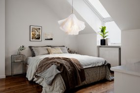 Juliette Ø75 Vit taklampa från By Rydéns - Tack vare sin unika form och eleganta detaljer &auml;r Juliette ett utm&auml;rkt val f&ouml;r dig som vill ha en taklampa som b&aring;de &auml;r vacker och ger r&auml;tt k&auml;nsla i rummet.