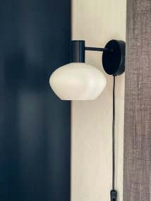 Bell Ø15 Vit från Aneta Lighting - Den runda glaskupan sprider ett fint och behagligt ljus som skapar en inbjudande atmosf&auml;r i rummet.
