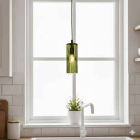 Kiera Ø7 Grön fönsterlampa från Cottex - Perfekt att placera i ett f&ouml;nster d&auml;r den b&aring;de lyser upp rummet och fungerar som en dekorativ detalj som tillf&ouml;r f&auml;rg och karakt&auml;r till inredningen.