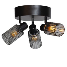 Kiera 3 Svart/Rökfärgad spotlight från Cottex - Kiera &auml;r en dekorativ spotlight med mattsvart stomme och tre r&ouml;rliga kupor i ribbat, r&ouml;kf&auml;rgat glas.