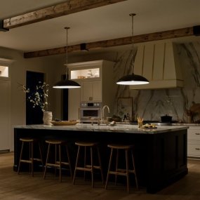 Delarosa Ø50 Svart/brons från Elstead Lighting - Delarosa takpendel &auml;r en stilfull och gener&ouml;s lampa som verkligen s&auml;tter tonen i rummet.