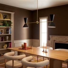 Phix 130cm Svart/brons från Elstead Lighting - Lampan har tv&aring; sk&auml;rmar i vardera &auml;nde, d&auml;r varje sida lyser b&aring;de upp&aring;t och ned&aring;t f&ouml;r en effektfull ljusbild.