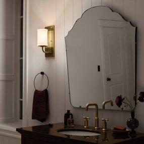 Vetivene 30cm Mässing från Elstead Lighting - Vetivene kan monteras med glaset riktat antingen uppåt eller nedåt, vilket ger flexibilitet och gör den perfekt vid exempelvis badrumsspegeln.