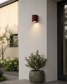 Freja Single Rost utelampa från Lampan - Tillverkad av metall i en rost/orange finish med en dekorativ ribbad struktur som ger lampan ett levande och exklusivt utseende.
