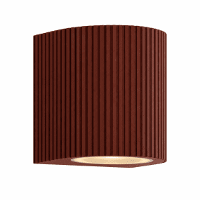 Freja Single Rost utelampa från Lampan - Tillverkad av metall i en rost/orange finish med en dekorativ ribbad struktur som ger lampan ett levande och exklusivt utseende.