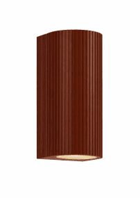 Freja Duo Rost utelampa från Lampan - Tillverkad av metall i en rost/orange finish med en dekorativ ribbad struktur som ger lampan ett levande och exklusivt utseende.