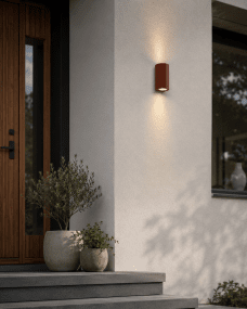 Freja Duo Rost utelampa från Lampan - Tillverkad av metall i en rost/orange finish med en dekorativ ribbad struktur som ger lampan ett levande och exklusivt utseende.