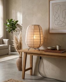 Delino Beige från By Rydéns - Delino &auml;r en stilren golvlampa som kombinerar naturliga material med en mjuk och tidl&ouml;s design.