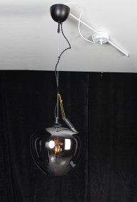 Långa Lisa Vit från By Rydéns - I de fall d&auml;r din takkontakt inte sitter precis i mitten av ditt bords placering s&aring; &auml;r L&aring;nga Lisa det sj&auml;lvklara valet f&ouml;r att du ska kunna f&aring; belysningen dit du vill och f&ouml;r att det ska se s&aring; symmetriskt snyggt ut som m&ouml;jligt.