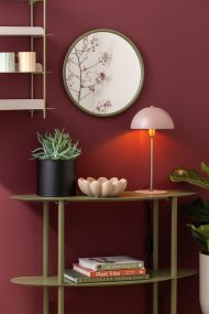 Bonnet 40cm Rosa från Leitmotiv - Den puderrosa sk&auml;rmen tillsammans med eleganta m&auml;ssingsdetaljer skapar ett stilrent och trendigt uttryck, samtidigt som lampan sprider ett varmt och behagligt ljus.