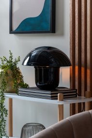Mushroom 25cm Svart från Leitmotiv - Lampans kupa skapar ett bl&auml;ndfritt ljus och riktar ljuset ned&aring;t, vilket ger en behaglig och st&auml;mningsfull belysning.