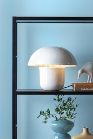 Mushroom 25cm Vit bordslampa från Leitmotiv - Lampans kupa skapar ett bl&auml;ndfritt ljus och riktar ljuset ned&aring;t, vilket ger en behaglig och st&auml;mningsfull belysning.