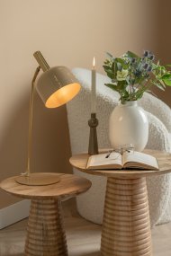 Smart 56cm Beige skrivbordslampa från Leitmotiv - Den blanka, emaljerade finishen i mjuk beige nyans tillsammans med eleganta gulddetaljer ger lampan ett unikt och i&ouml;gonfallande uttryck.