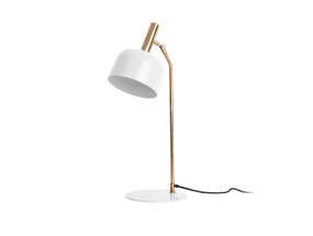 Smart 56cm Vit skrivbordslampa från Leitmotiv - Den blanka, emaljerade finishen i vit f&auml;rg tillsammans med eleganta gulddetaljer ger lampan ett unikt och i&ouml;gonfallande uttryck.