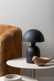 Boaz Mini 30cm Svart från Leitmotiv - Boaz bordslampa i metall har en modern och stilren design med en trendig, svampformad silhuett.