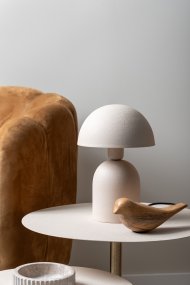 Boaz Mini 30cm Beige från Leitmotiv - Boaz bordslampa i metall har en modern och stilren design med en trendig, svampformad silhuett.