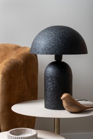 Boaz 43cm Svart från Leitmotiv - Boaz bordslampa i metall har en modern och stilren design med en trendig, svampformad silhuett.