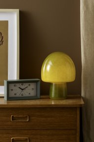 Gozar 27cm Grön bordslampa från Leitmotiv - Gozar &auml;r en stilren bordslampa i glas med en djup gr&ouml;n nyans som ger ett varmt och inbjudande sken.