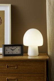 Gozar 27cm Vit bordslampa från Leitmotiv - Den mjuka svampformen och den blanka ytan skapar en behaglig ljusspridning och ett harmoniskt uttryck.
