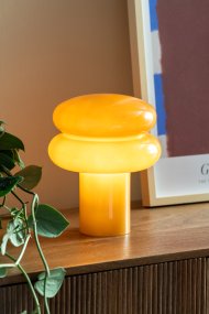 Incesante 24cm Gul bordslampa från Leitmotiv - Incesante &auml;r en skulptural bordslampa helt i glas med en djup gul nyans som ger ett varmt och st&auml;mningsfullt ljus.