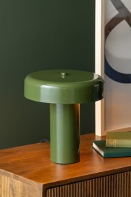 Riqueza Palo 26cm Grön bordslampa från Leitmotiv - Riqueza Palo &auml;r en stilren bordslampa av metall med blank finish i en djup gr&ouml;n nyans.