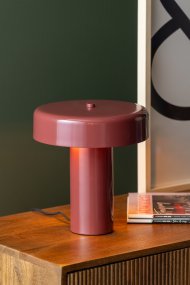 Riqueza Palo 26cm Vinröd bordslampa från Leitmotiv - Riqueza Palo &auml;r en stilren bordslampa av metall med blank finish i en vinr&ouml;d nyans.