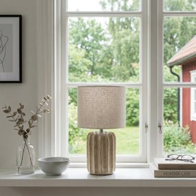 Flint 33cm Beige från Cottex - Lampfoten kombineras med en beige textilsk&auml;rm som skapar en mjuk och harmonisk helhet.