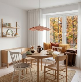 Magnolia Ø80 Rosa taklampa från Cottex - Lampan har en stomme i metall och mjukt formade blad kl&auml;dda i rosa textil, vilket skapar en vacker och luftig silhuett.