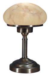August 28cm Antikmässing bordslampa från Aneta Lighting - Med sin klassiska design i antik metall och en vacker alabaster-liknande sk&auml;rm sprider den ett varmt och behagligt ljus som skapar en inbjudande atmosf&auml;r i vilket rum som helst.