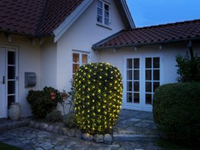 Ljusnät 2,5x2,5m Svart från Pixie Design - Den inbyggda 5-stegs dimmern och den smarta timerfunktionen, som automatiskt t&auml;nder lamporna i 8 timmar och sl&auml;cker dem i 16 timmar, g&ouml;r det enkelt att anpassa belysningen efter dina behov.