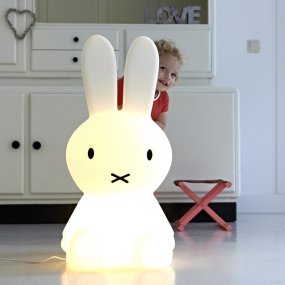 Miffy XL Vit barnlampa från Mr Maria - Miffy XL, den st&ouml;rsta kaninen i Miffy serien, &auml;r 80cm h&ouml;g med dimmbar LED belysning med 6 st ljusinst&auml;llningar inkl.
