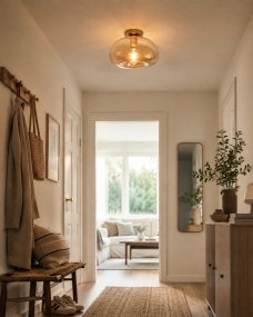 Munc Ø28 Amber plafond från Lampan - Munc &auml;r en elegant plafond som kombinerar glas och metall i en mjuk och stilren design.