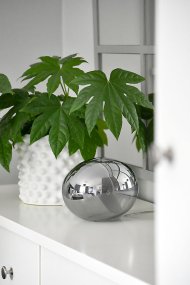 Globus 14cm Rökfärgad bordslampa från Aneta Lighting - Globus bordslampa i r&ouml;kf&auml;rgat glas med ljusk&auml;lla inuti glasbollen som ger ett dekorativt och bekv&auml;mt ljus.