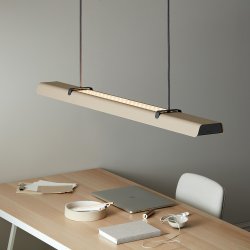 Fold Office 116cm Sandstruktur från Belid - Varje lampa &auml;r ett m&auml;sterverk av svensk design, med gjutna beslag och stansade detaljer som lyfter fram det solida hantverket och ger uttryck f&ouml;r hur metall kan omfamna ljuset.