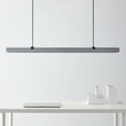 Fold Office 116cm Betongstruktur från Belid - Varje lampa &auml;r ett m&auml;sterverk av svensk design, med gjutna beslag och stansade detaljer som lyfter fram det solida hantverket och ger uttryck f&ouml;r hur metall kan omfamna ljuset.