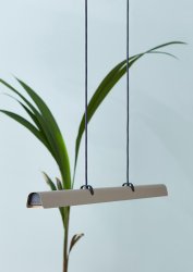 Fold 118cm Sand taklampa från Belid - Varje lampa &auml;r ett m&auml;sterverk av svensk design, med gjutna beslag och stansade detaljer som lyfter fram det solida hantverket och ger uttryck f&ouml;r hur metall kan omfamna ljuset.