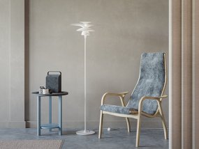 Picasso Ø38 Mattvit golvlampa från Belid - Den &auml;r utrustad med en praktisk dimmer p&aring; sladden, vilket ger dig m&ouml;jlighet att justera ljusstyrkan efter behov och skapa r&auml;tt st&auml;mning f&ouml;r varje tillf&auml;lle.