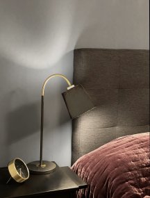 Ljusdal 50cm Svart från Aneta Lighting - Ljusdal &auml;r en stilren bordslampa med en modern twist.