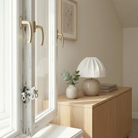 Peach 27cm Beige bordslampa från Cottex - Peach &auml;r en charmig bordslampa som kombinerar mjuka f&auml;rger med en lekfull form.