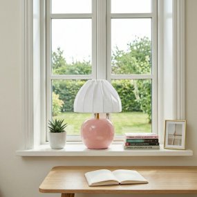 Peach 27cm Rosa bordslampa från Cottex - Peach &auml;r en charmig bordslampa som kombinerar mjuka f&auml;rger med en lekfull form.