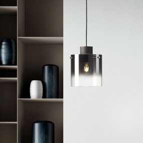 Beth Ø20 Rökfärgad taklampa från Brilliant - Beth pendel &auml;r ett blickf&aring;ng som passar perfekt &ouml;ver matbordet och skapar en st&auml;mningsfull belysning i hemmet.