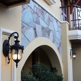 Philadelphia Antik brons utelampa från Elstead Lighting - Denna tidl&ouml;sa design g&ouml;r lampan till ett perfekt tillskott f&ouml;r utomhusbruk, samtidigt som den har en IP44-klassning f&ouml;r v&auml;derbest&auml;ndighet.