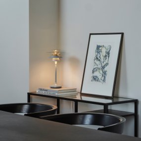 Picasso 35cm Isblå bordslampa från Belid - F&auml;rgerna gifter sig mycket behagligt med naturn&auml;ra inredningsstilar, men &auml;ven mer grafiska inredningsstilar, d&auml;r man vill ha en lagom framtoning av inredningsdetaljerna.