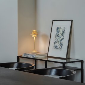 Picasso 35cm Ljus honung bordslampa från Belid - F&auml;rgerna gifter sig mycket behagligt med naturn&auml;ra inredningsstilar, men &auml;ven mer grafiska inredningsstilar, d&auml;r man vill ha en lagom framtoning av inredningsdetaljerna.