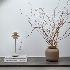 Picasso 35cm Nougat bordslampa från Belid - F&auml;rgerna gifter sig mycket behagligt med naturn&auml;ra inredningsstilar, men &auml;ven mer grafiska inredningsstilar, d&auml;r man vill ha en lagom framtoning av inredningsdetaljerna.