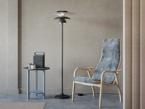 Picasso Ø50 Mattsvart golvlampa från Belid - Tillverkad helt i metall utstr&aring;lar den b&aring;de styrka och h&aring;llbarhet, samtidigt som den slanka formen p&aring; 149 cm ger ett modernt och sofistikerat uttryck.
