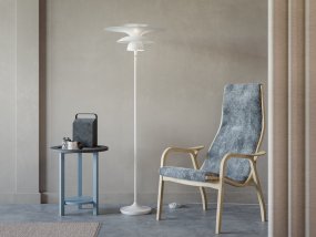 Picasso Ø50 Mattvit golvlampa från Belid - Tillverkad helt i metall utstr&aring;lar den b&aring;de styrka och h&aring;llbarhet, samtidigt som den slanka formen p&aring; 149 cm ger ett modernt och sofistikerat uttryck.