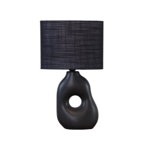 Pikazo 45cm Svart bordslampa från Lampan - Pikazo bordslampa i svart har en unik keramisk fot med skulptural form och ett dekorativt genomg&aring;ende h&aring;l, kompletterad med en matchande linnesk&auml;rm.