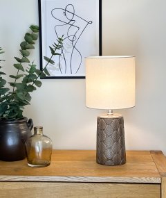 Bodil 47cm Brun bordslampa från Aneta Lighting - Bodil &auml;r en lampa som inte bara ger en behaglig belysning med sin beiga sk&auml;rm utan ocks&aring; &auml;r en snygg inredningsdetalj.